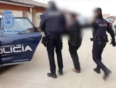 Ισπανία: «Διαβολική» Ρουμάνα επιχείρησε να πουλήσει για «σκλάβες του σεξ» τις 2 ανήλικες αδερφές της (φωτό)